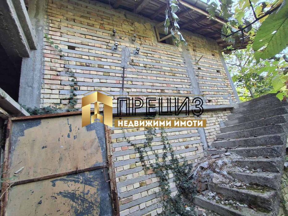 Продажба на къща с дворно място - с. Мадара 800m²