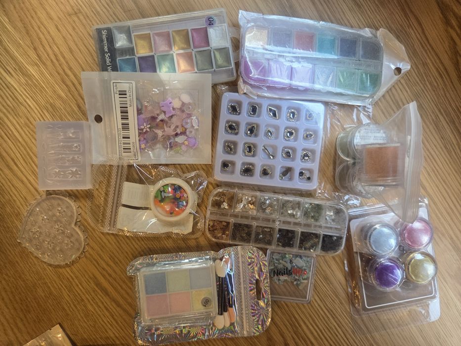 Vând produse de unghii