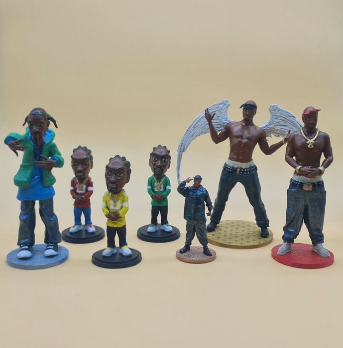 Фигурки на 2pac и Snoop Dogg в различни цветове и размер.