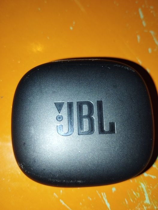 Отдам футляр от наушников.