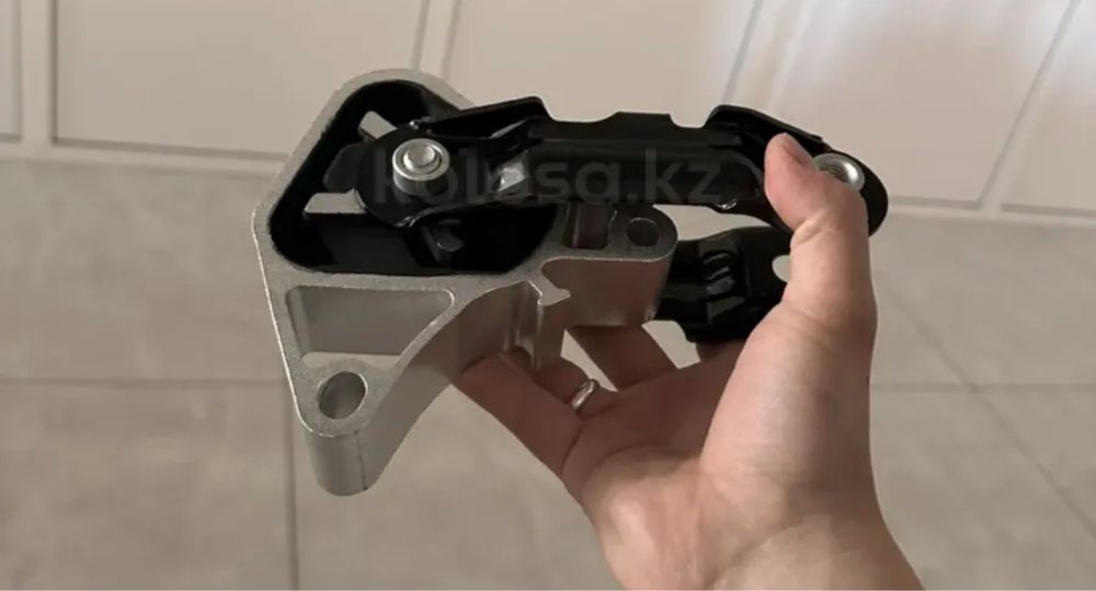 Подушка двигателя mercedes CLA m270