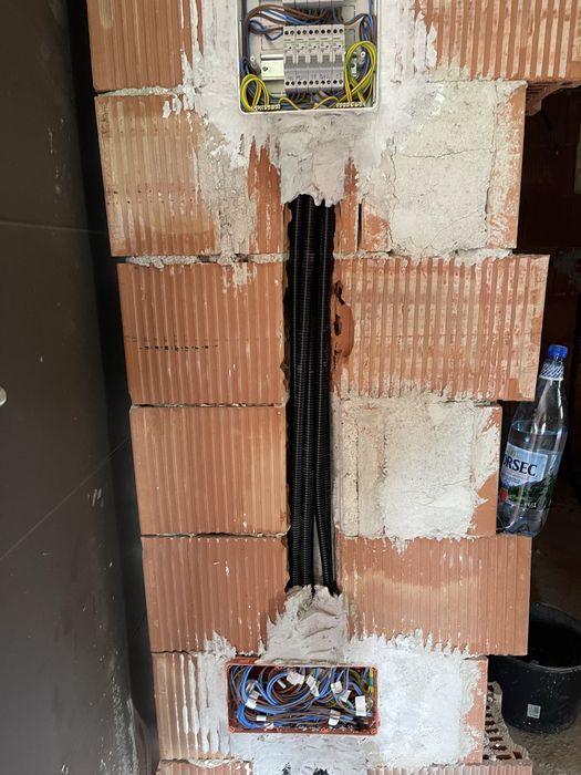 Electrician execut lucrari la preturi avantajoase