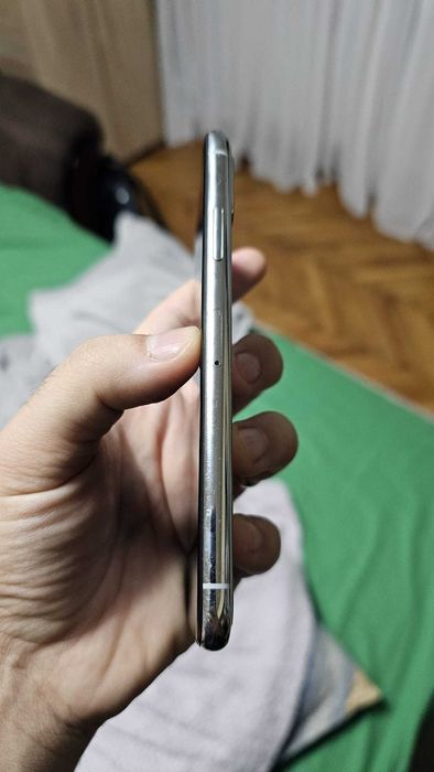 iPhone XS Silver – 64GB – Baterie 100% + 4 Huse Cadou