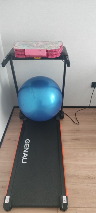 Продается беговая дорожка Genau