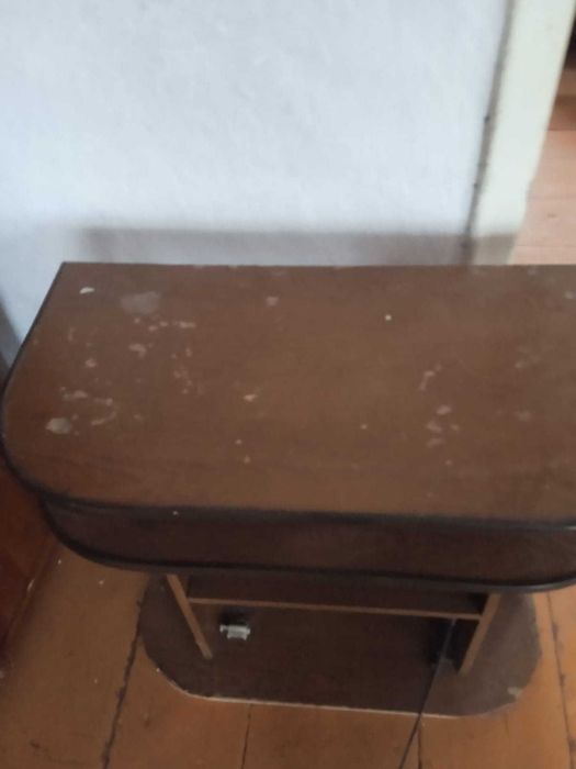 бесплатно диван , тумбочку, 2 кресла