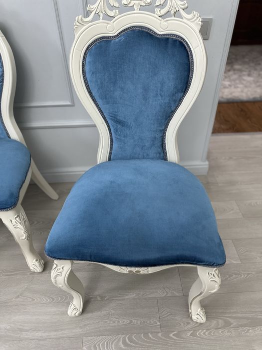 Стулья с декоротивными коронами