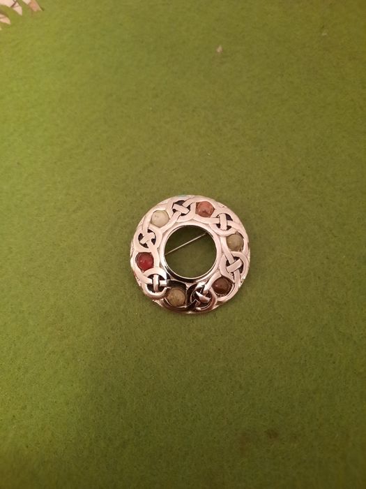 Deosebita brosa cu pietre semiprețioase