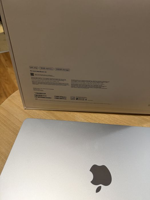 Apple macbook 15’ m4 chip