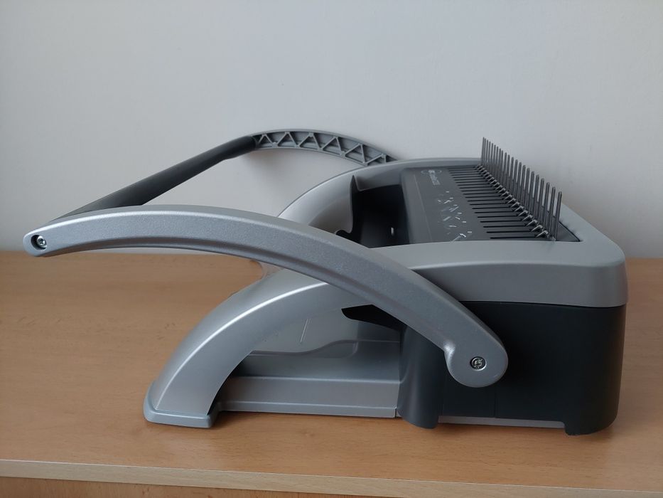 Подвързваща машина GBC CombBind C210 с пластмасови спирали