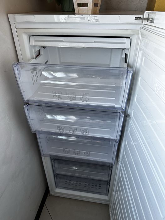 Вертикален фризер BEKO