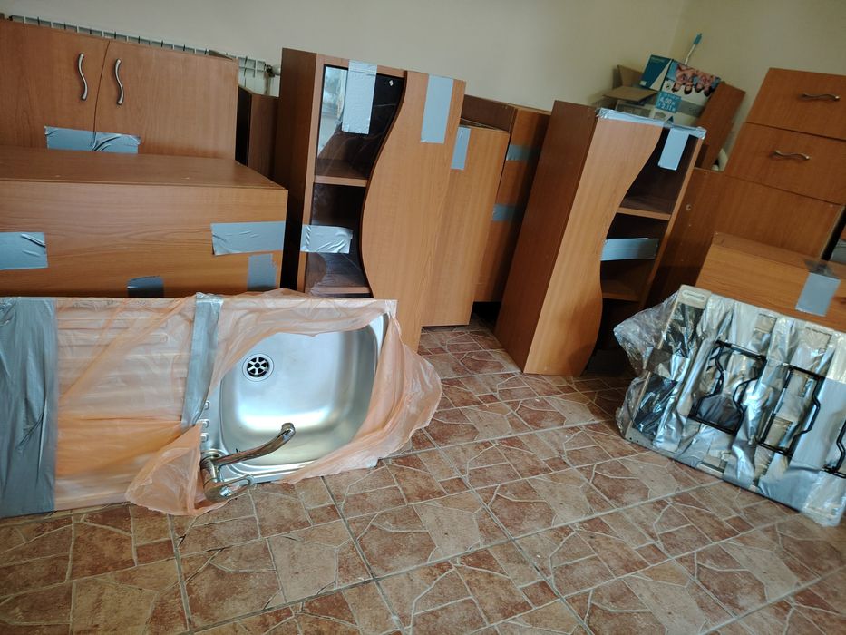 Vand bucatarie, second hand cu chiuveta si plita aragaz noua.