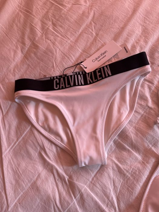 Бял бански на Calvin Clein