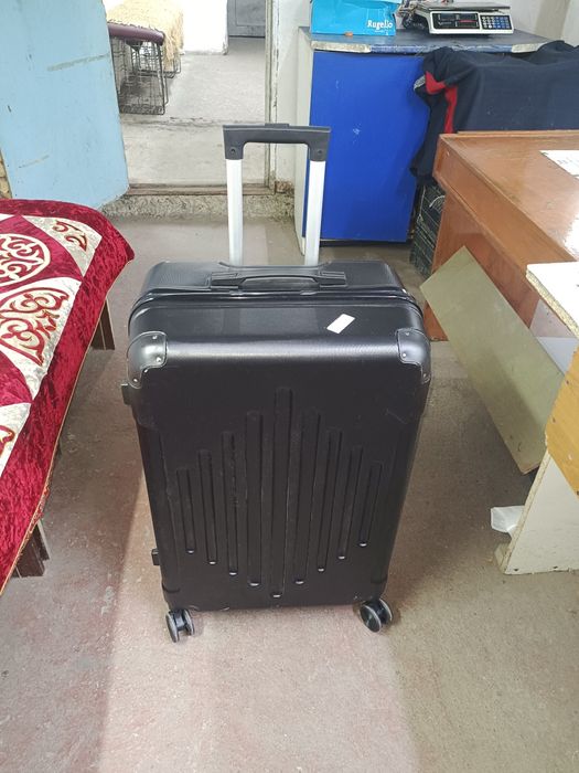продам чемодан большой 70см 12000т