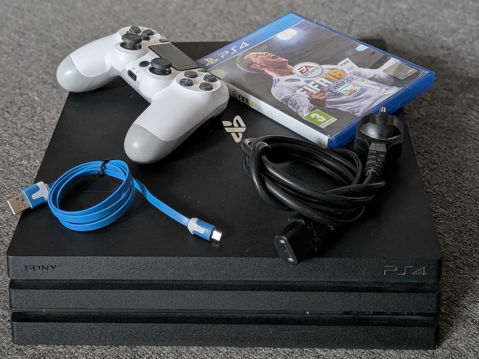 PS4 Pro 1TB 4K, stare foarte bună, controller și FIFA 18