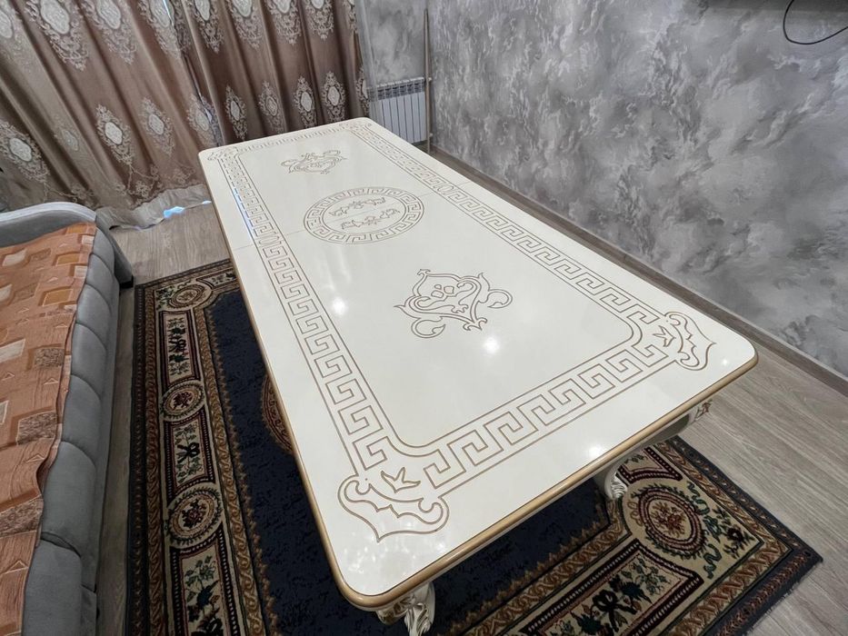 Продам стол для гостинной