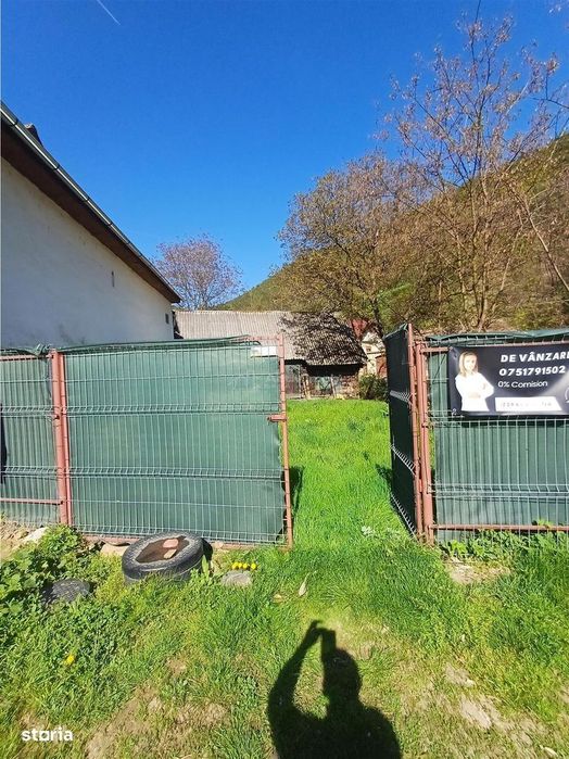 Teren intravilan cu iesire la rau cu utilitati si sura intabulata