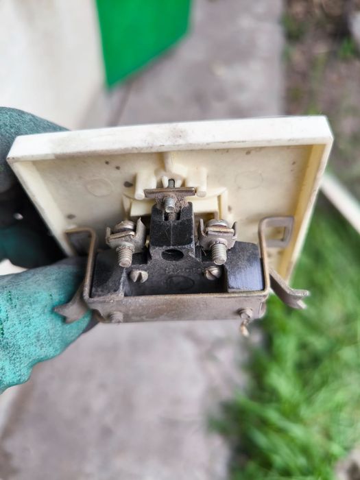 Выключатели света и партроны для лампы Е27