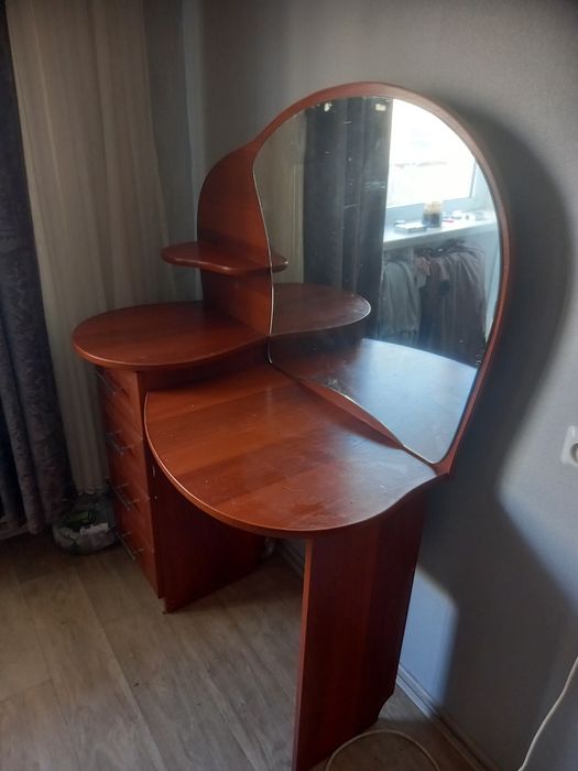 Продам  туалетный столик