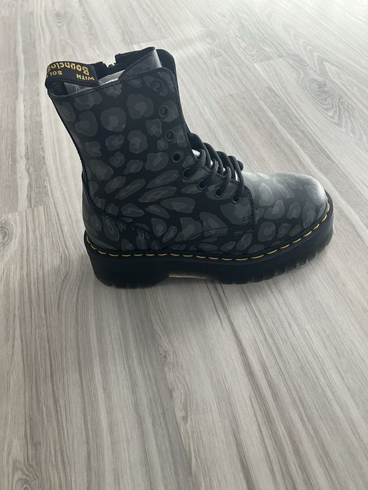 Vand ghete Dr Martens noi