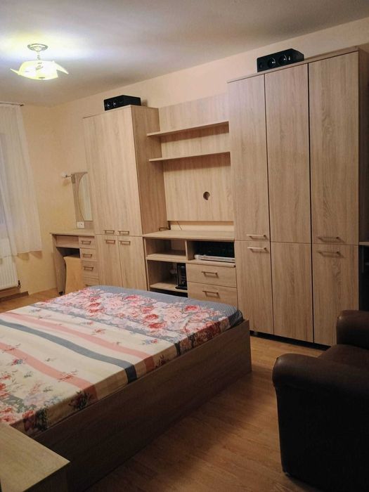 Vând apartament 2 camere, decomandat, 2 balcoane, mobilat, utilat, izolat interior (vată+rigips) inclusiv tavanele și pereții