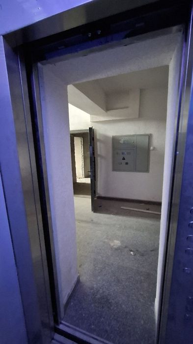 8 etajlik dŏmni 2 etajida 4 honalik kvartira sotiladi