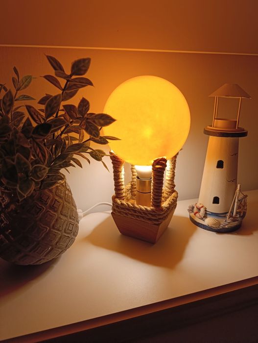 Veioza fabricata din coaja de ou de Struț