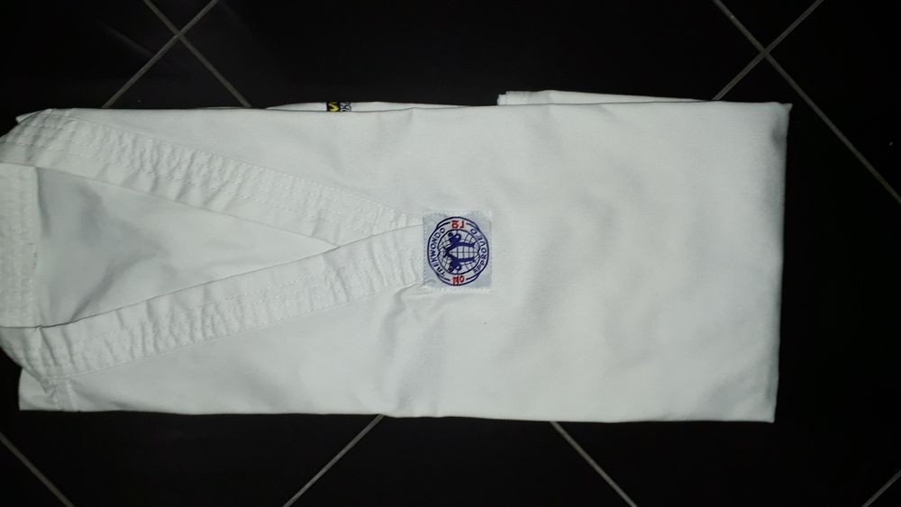 Спортен екип за бойни изкуства