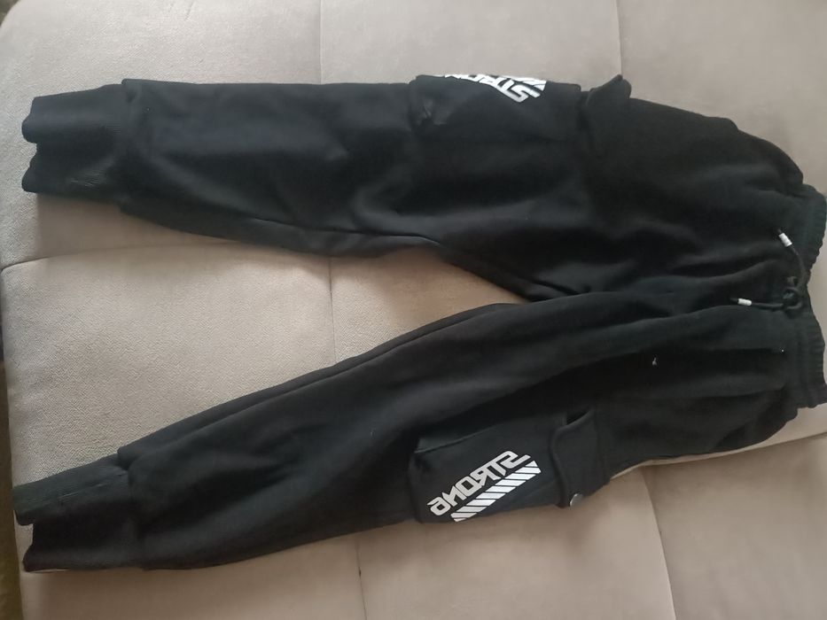 Отдам вещи на девочку даром