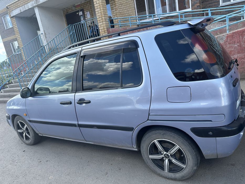 Автомобиль тойота раум