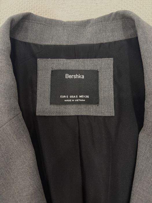 Серый пиджак от Bershka