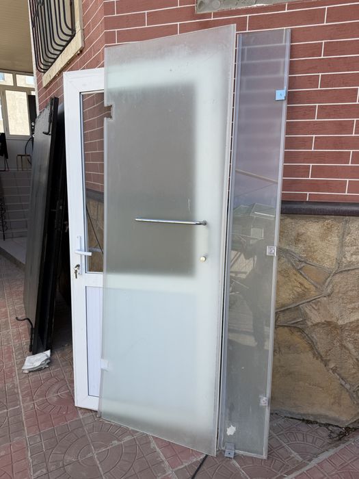 Дверь для душа стеклянный.