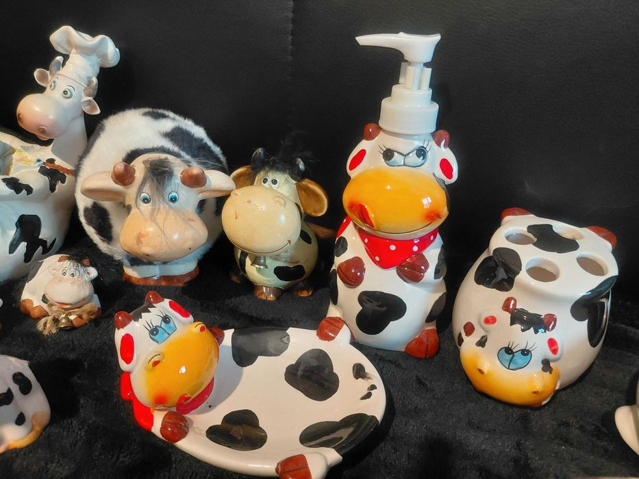 Колекция от фигурки на крави