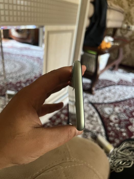 Iphone 11 holati zur tiniq turibdi