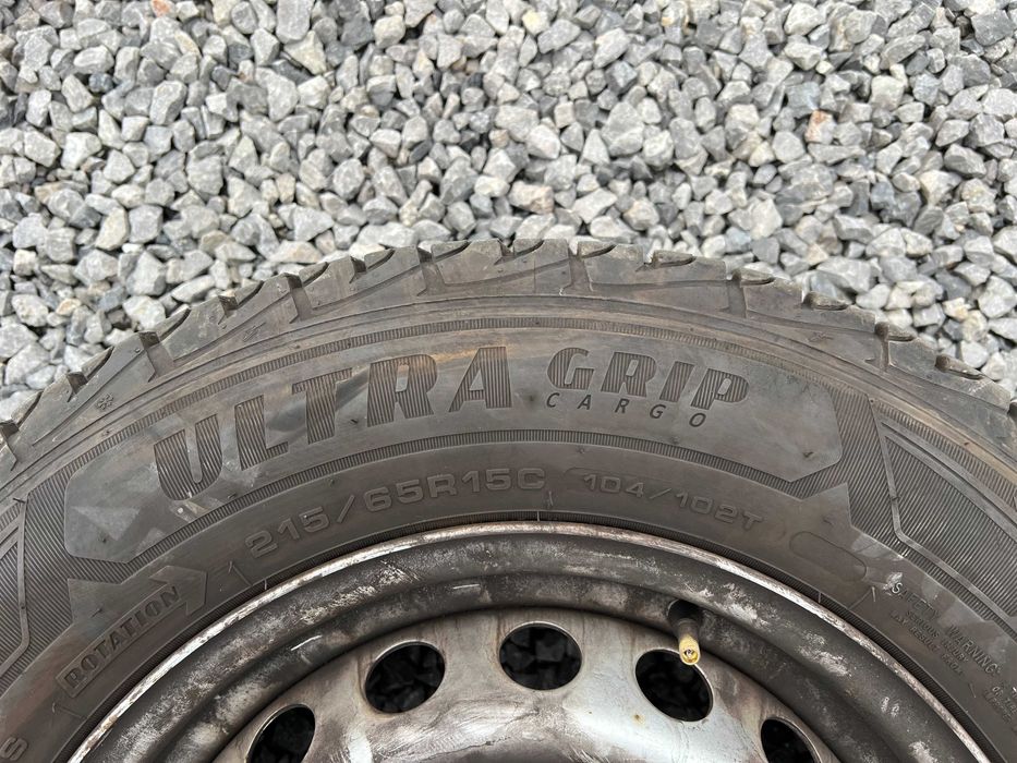 Джанти със зимни гуми Goodyear 215/65/15C DOT4324 oт бус Форд/Ford!!