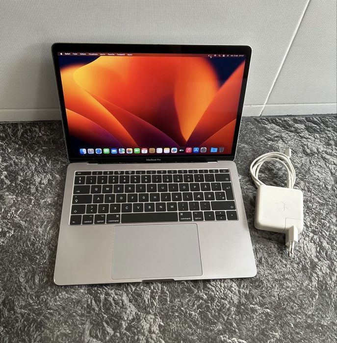 • Macbook Pro 13.3” • RETINA OLED •