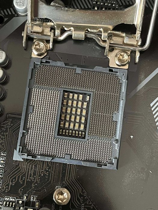 CPU i7-10700F LGA 1200 + дъно GB B460 HD3 + Кутия + SSD 256GB 2.5"