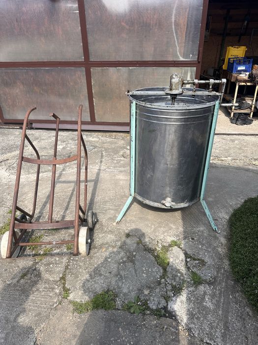 Vand 10 familii de albine