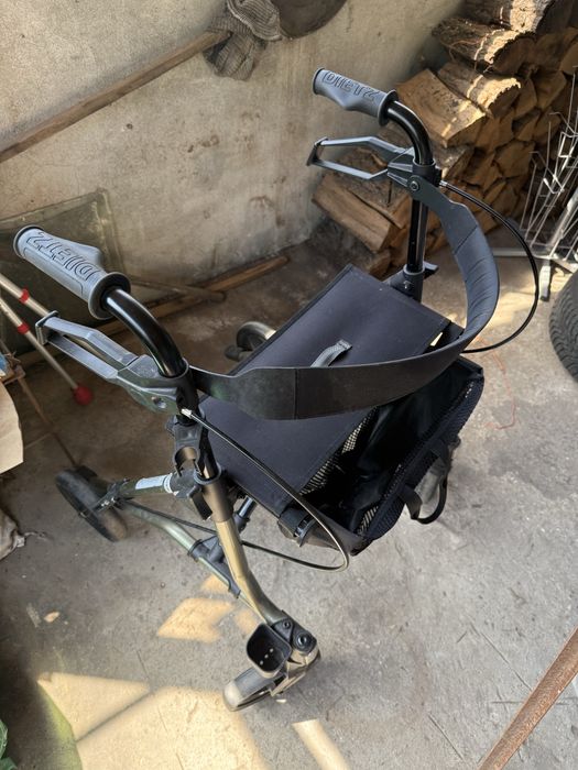 Ролатор за възрастни