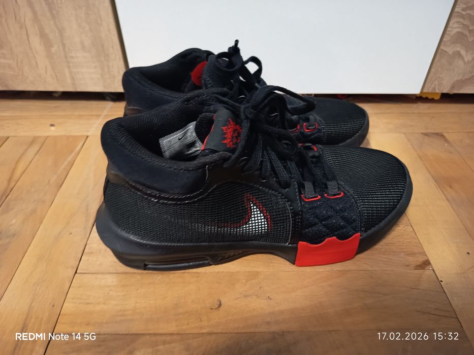Nike LeBron Witness 8