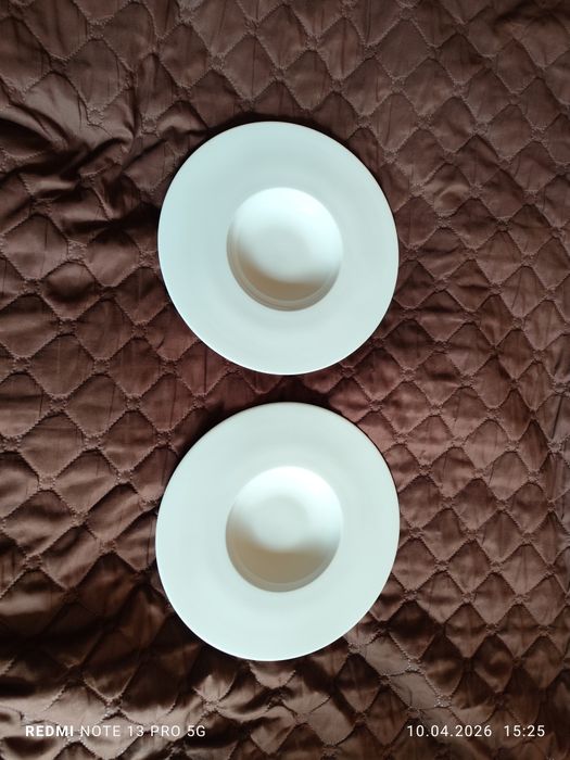 Продавам,2 бр чинии за паста. Порцеланови.