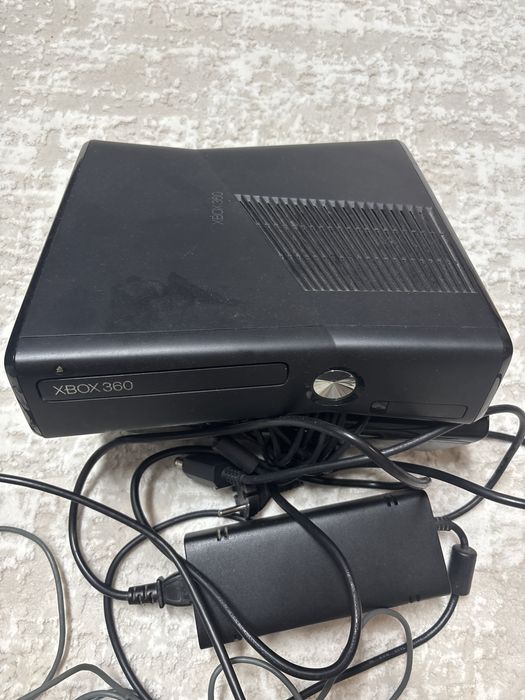 Xbox 360 modat cu jocuri si kinect