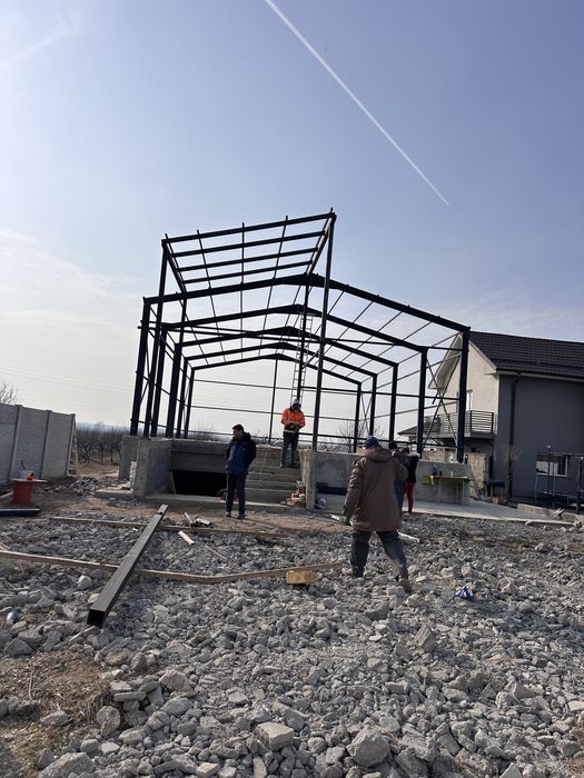 Vand hale metalice la comanda