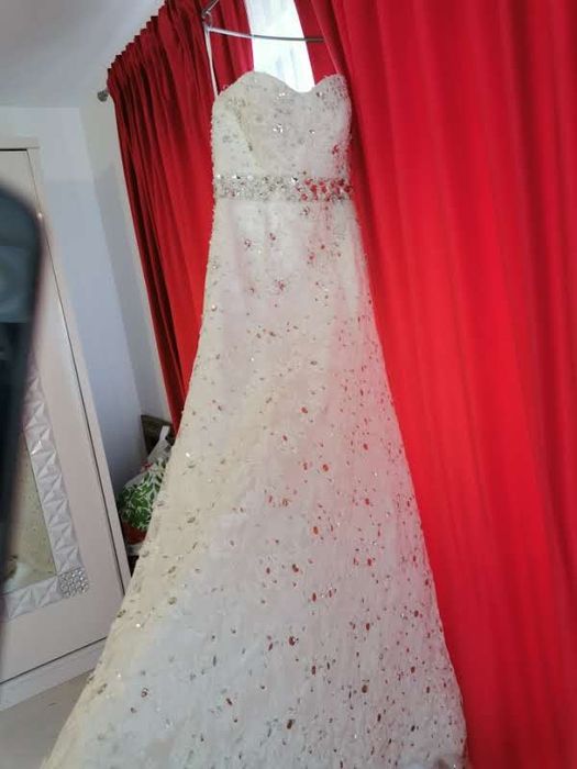 Vand rochie de mireasa culoare ivory cu dantela si cristale swarovski