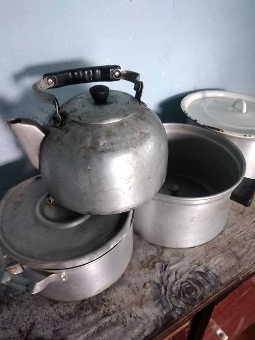Кастрюли, чайники.