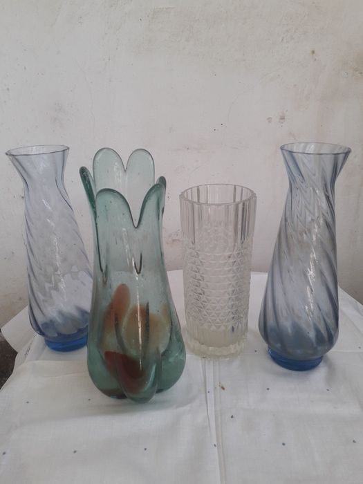 Стеклянные вазы  и рюмки,фужеры.