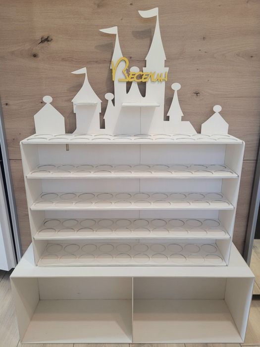 Етажерка Аудио приказки. Етажерки за фигурките и книжките.