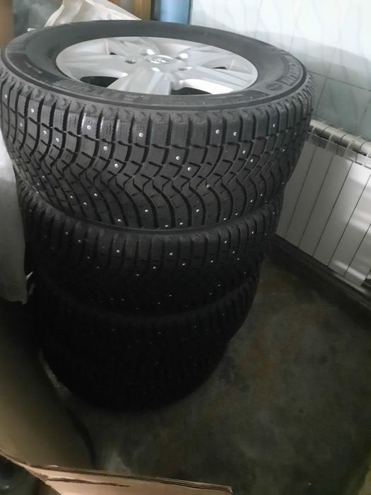 Продам зимние шипованные шины с дисками на 18
