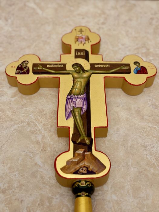 Cruce pictată manual