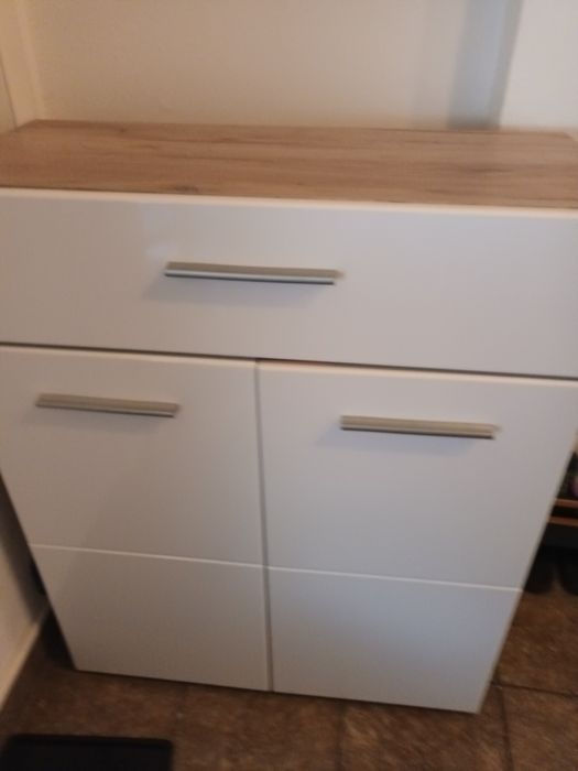 Comodã cu 2 polite !