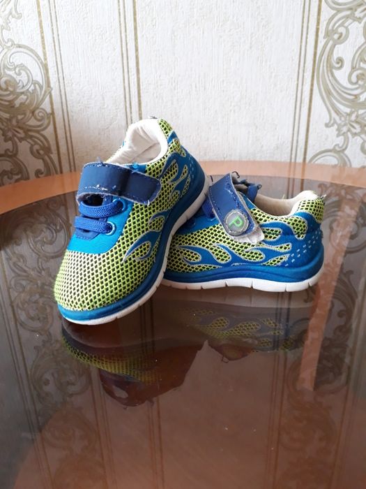 Продам детскую обувь.